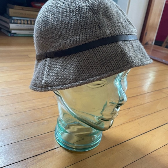 American Eagle hat fall winter leather trim , hat combo of acrylic and wool. - Picture 6 of 7